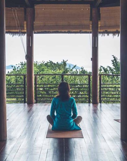 group-meditation-retreat