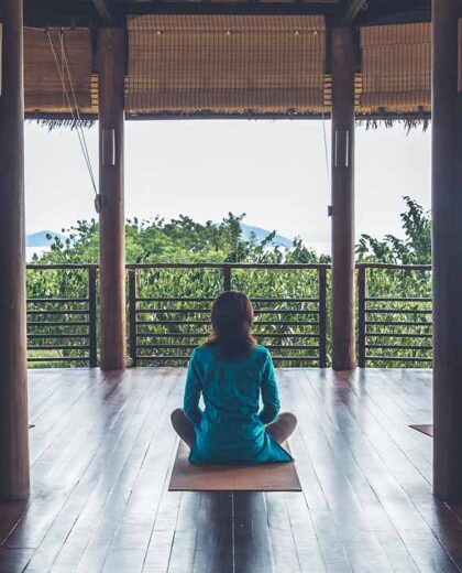 group-meditation-retreat